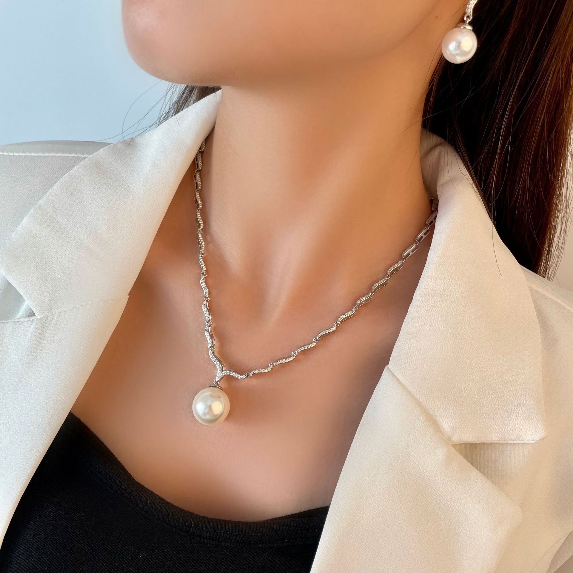 Simple Diamond Pearl Necklace